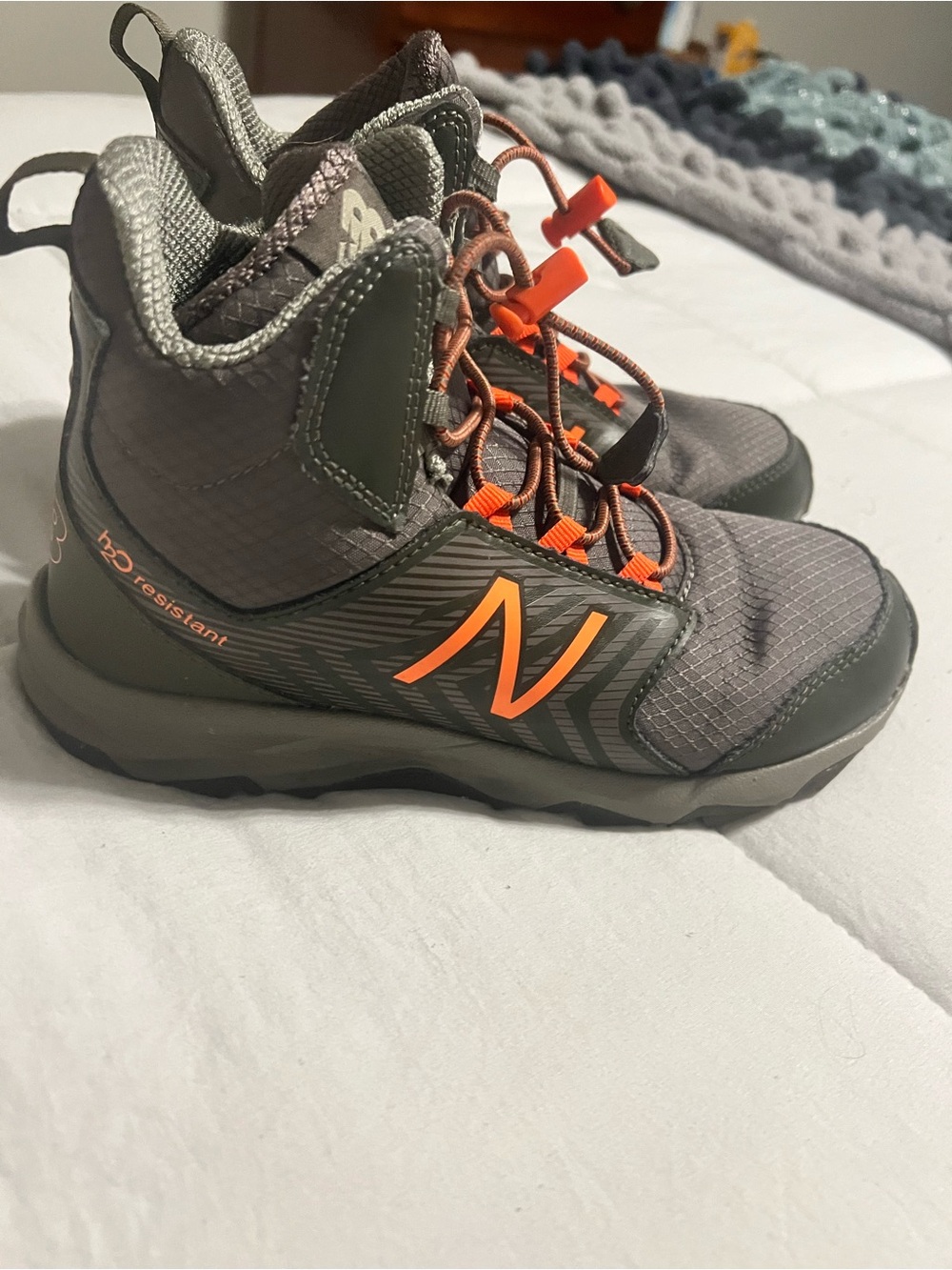New Balance Kids' Gray & Orange Athletic Sneakers size 3 in EUC